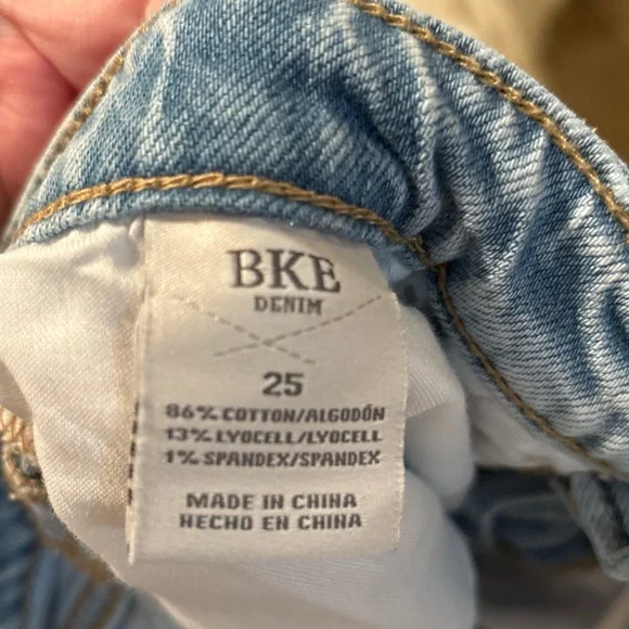 BKE Buckle Payton Jean Shorts Womens 25 Light Blue Wash Denim Distressed Hem - Picture 6 of 6